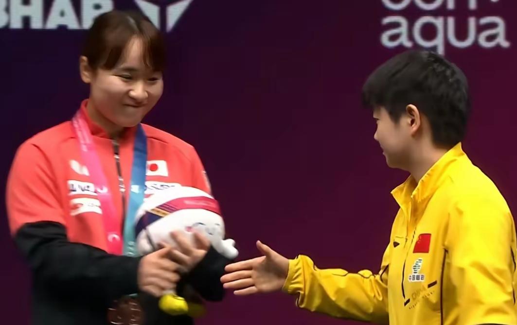 伊藤美诚好有魅力啊,莎莎走上领奖台时,和她握了手,伊藤美诚轻轻地