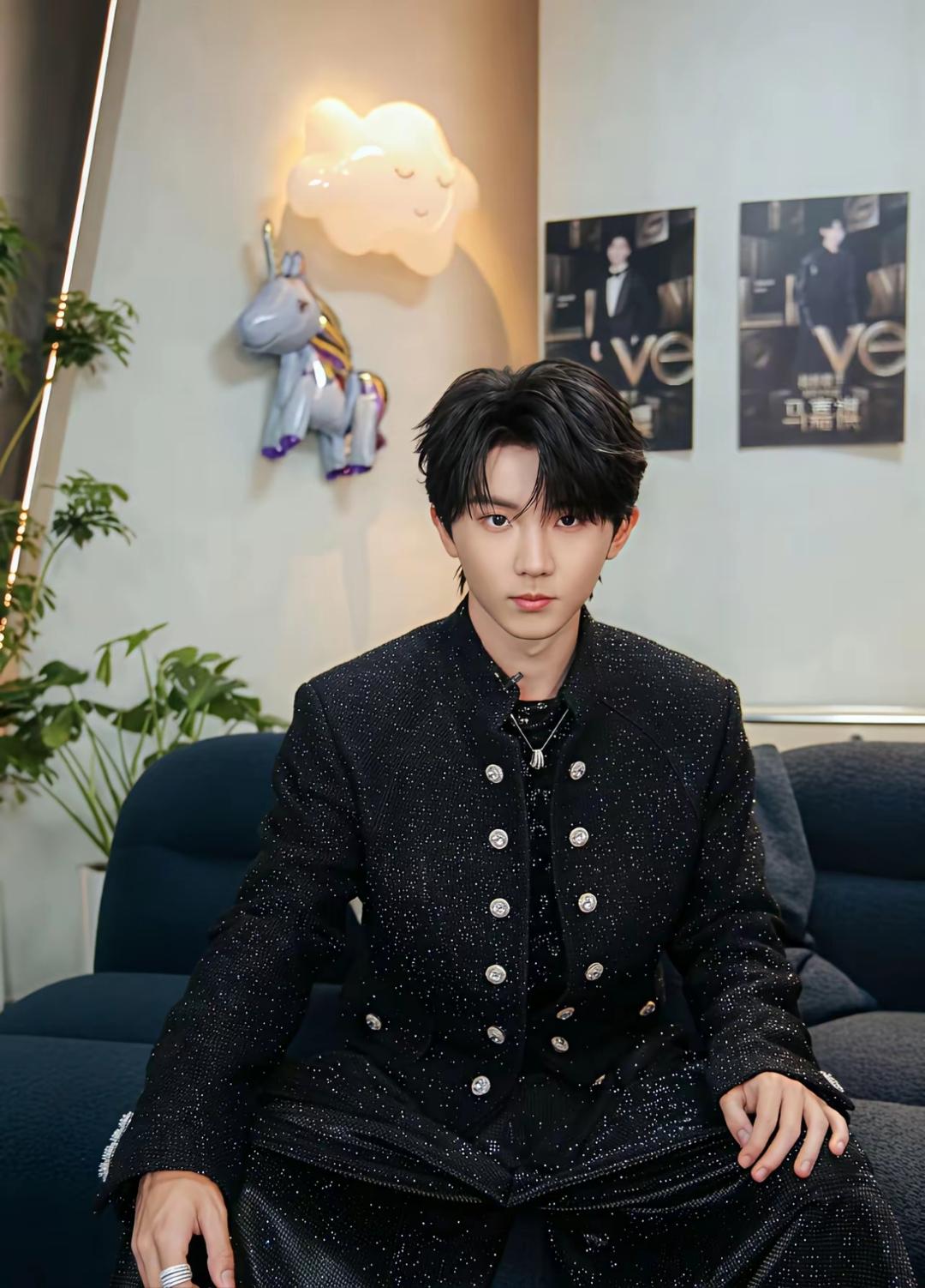 说起来马嘉祺在歌手2025唱的那首歌,嘿,真的和王源的风格有些许相似