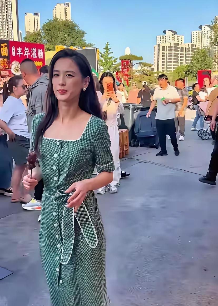 在街头偶遇黄圣依,虽然素颜出镜,但依然美丽非凡,比一般人更显眼