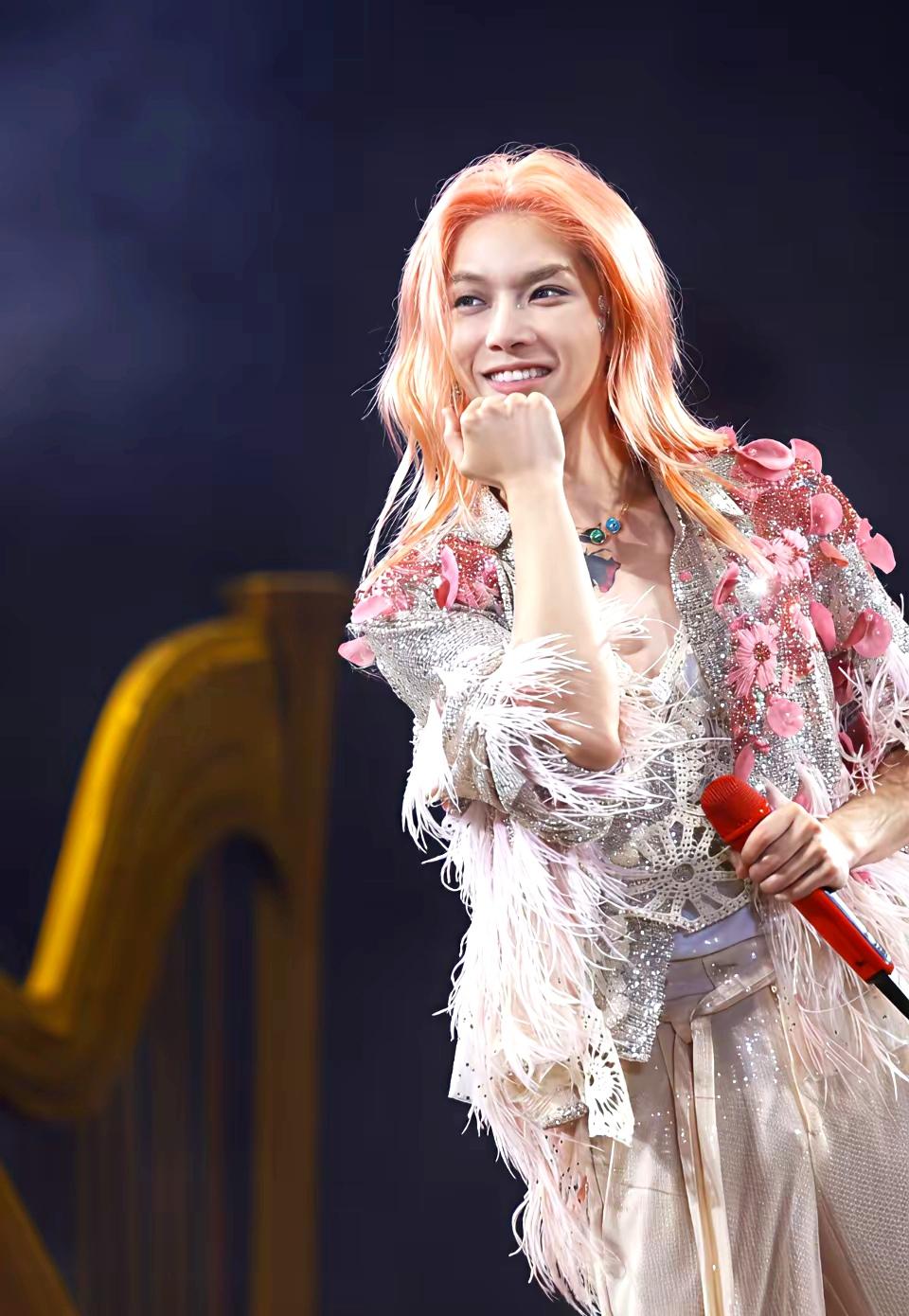 说到华晨宇,他的新造型真是让人眼前一亮啊