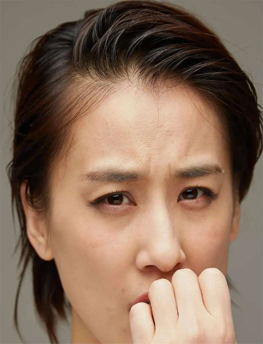 黄圣依最近分享了一组素颜照片,展示了她的真实状态