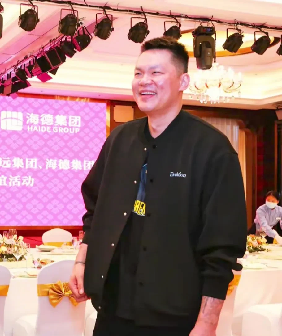 昨天傍晚,广东宏远篮球俱乐部在东莞松山湖的华美达酒店举办了一个