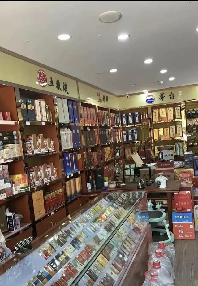 大楼周边约 200 米范围内,往往密布着不低于 10 家颇具规模的烟酒茶店
