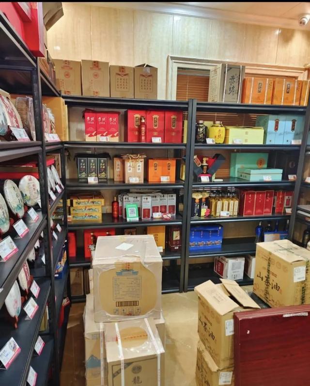 大楼周边约 200 米范围内,往往密布着不低于 10 家颇具规模的烟酒茶店