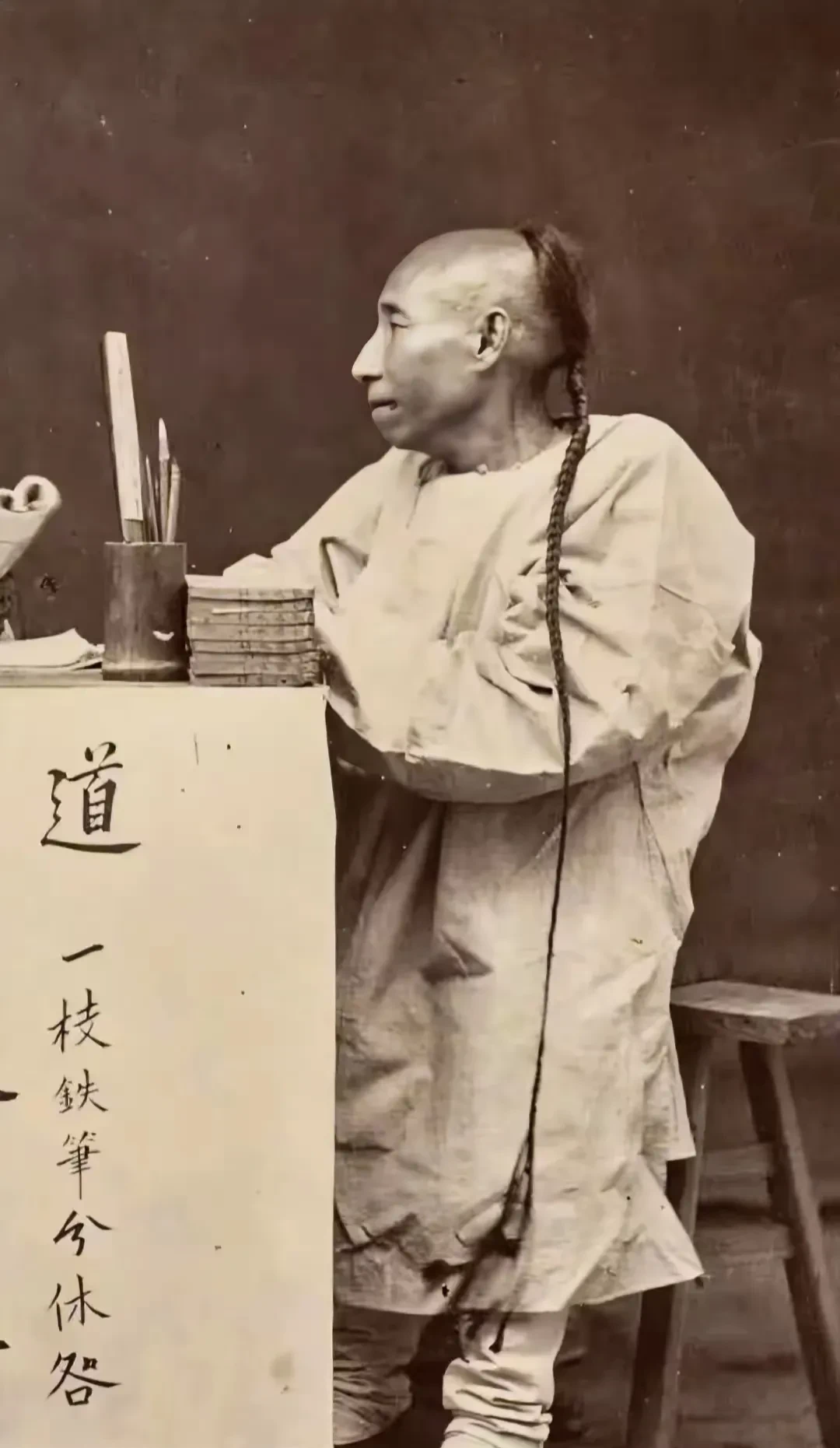 但其实,清朝早期的发型是那种金钱鼠尾式,辫子细得比小拇指还要瘦,得