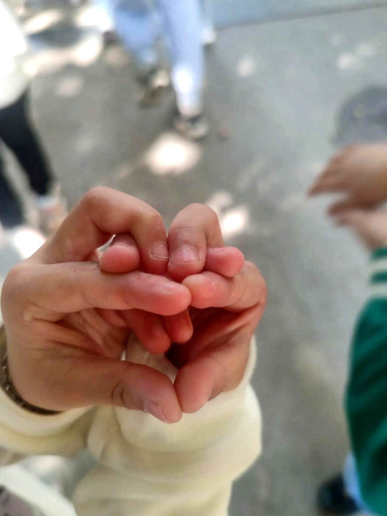 昨天晚上,孩子回家又在说他朋友的婚事.条件离谱:12