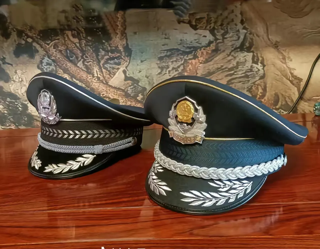 警察帽徽可不只是个简单的装饰,它背后有着很多细致的讲究