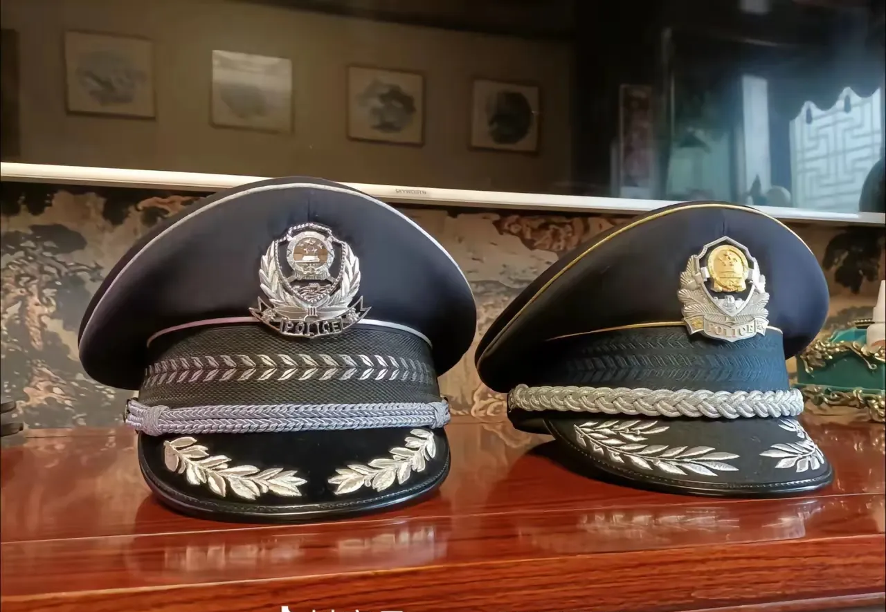 警察帽徽可不只是个简单的装饰,它背后有着很多细致的讲究