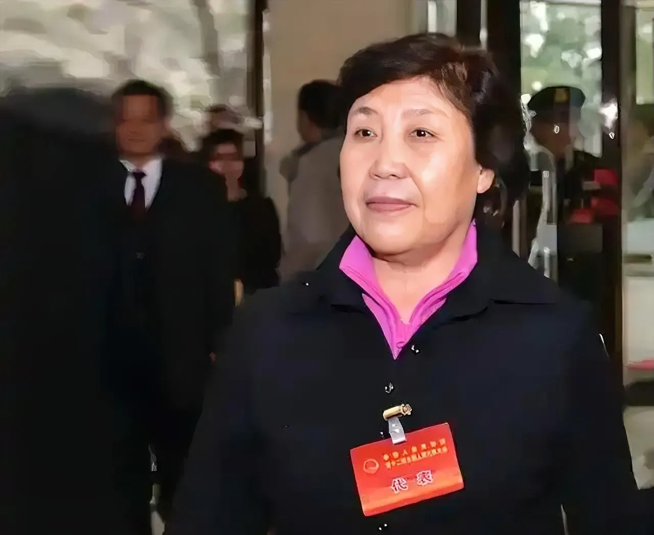 最近看新闻,一个非常棒的人物山西代表:大寨郭凤莲同志在大会上为农民