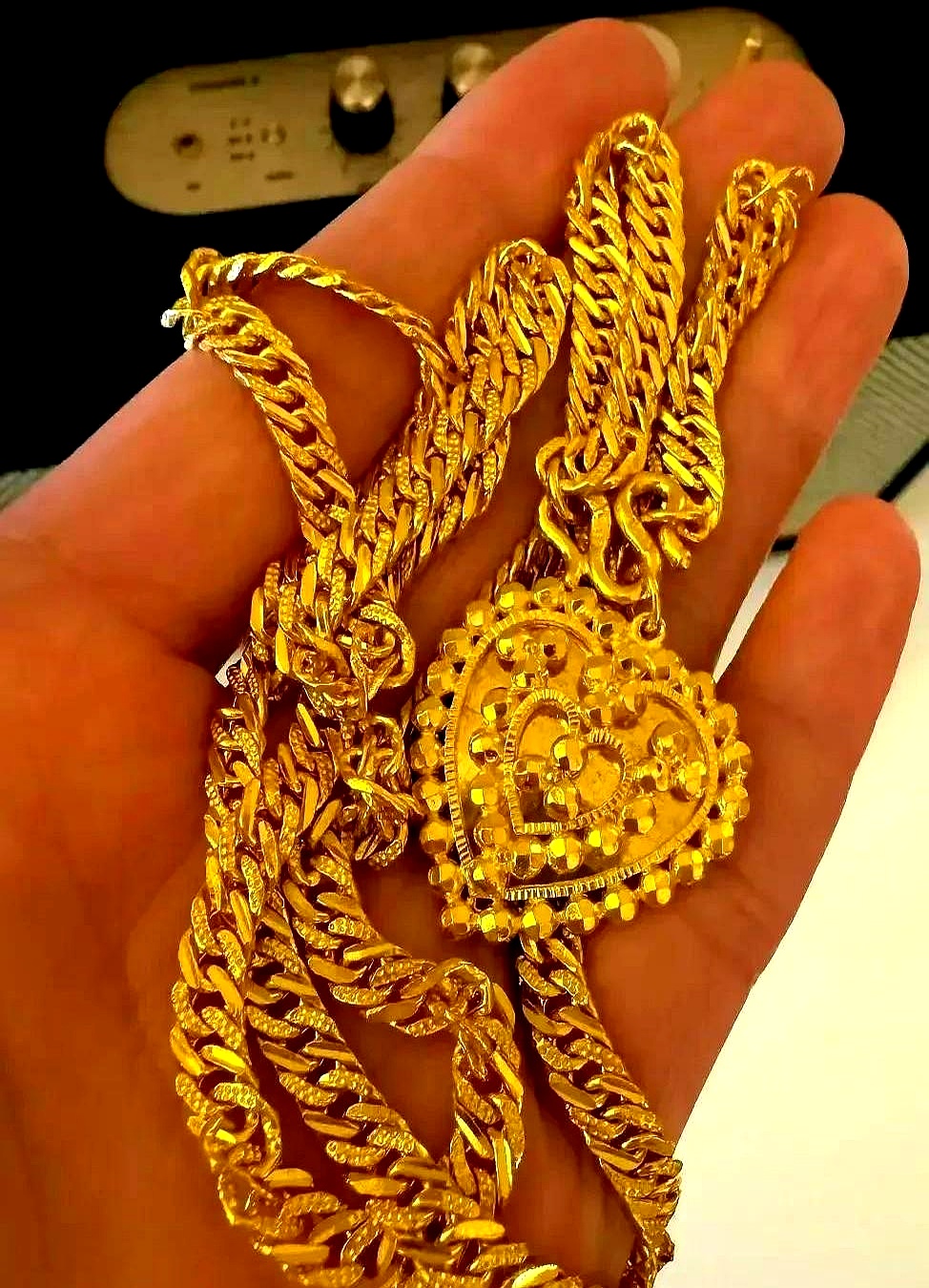 婆婆戴着项链参加寿宴,感觉特别有面子. 宴席结束,家里人围坐在一起