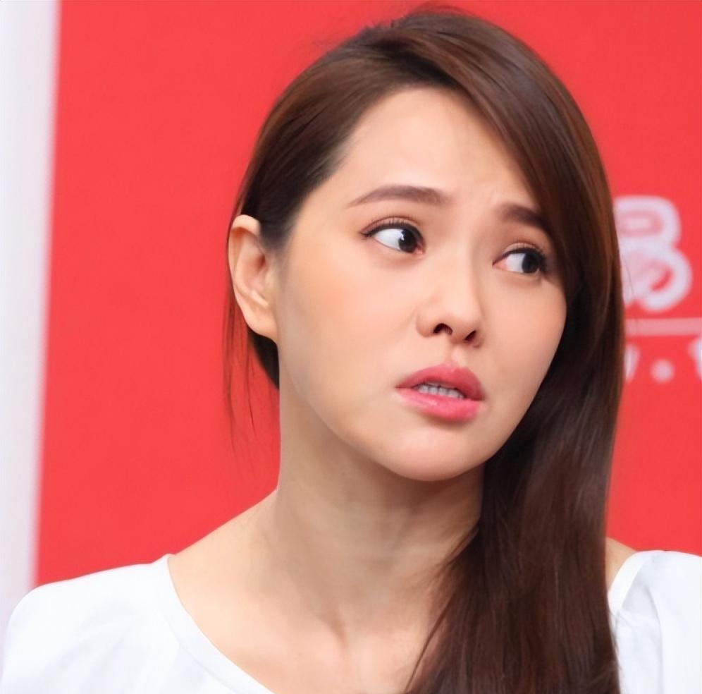 一次,主持人好奇地问伊能静:"你都55岁了,仍然保持着少女的面貌,你是