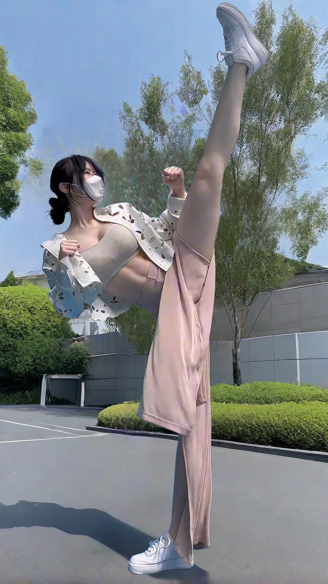 然而,王子文与她的瑜伽私教之间的互动,却引发了公众对于教学边界的