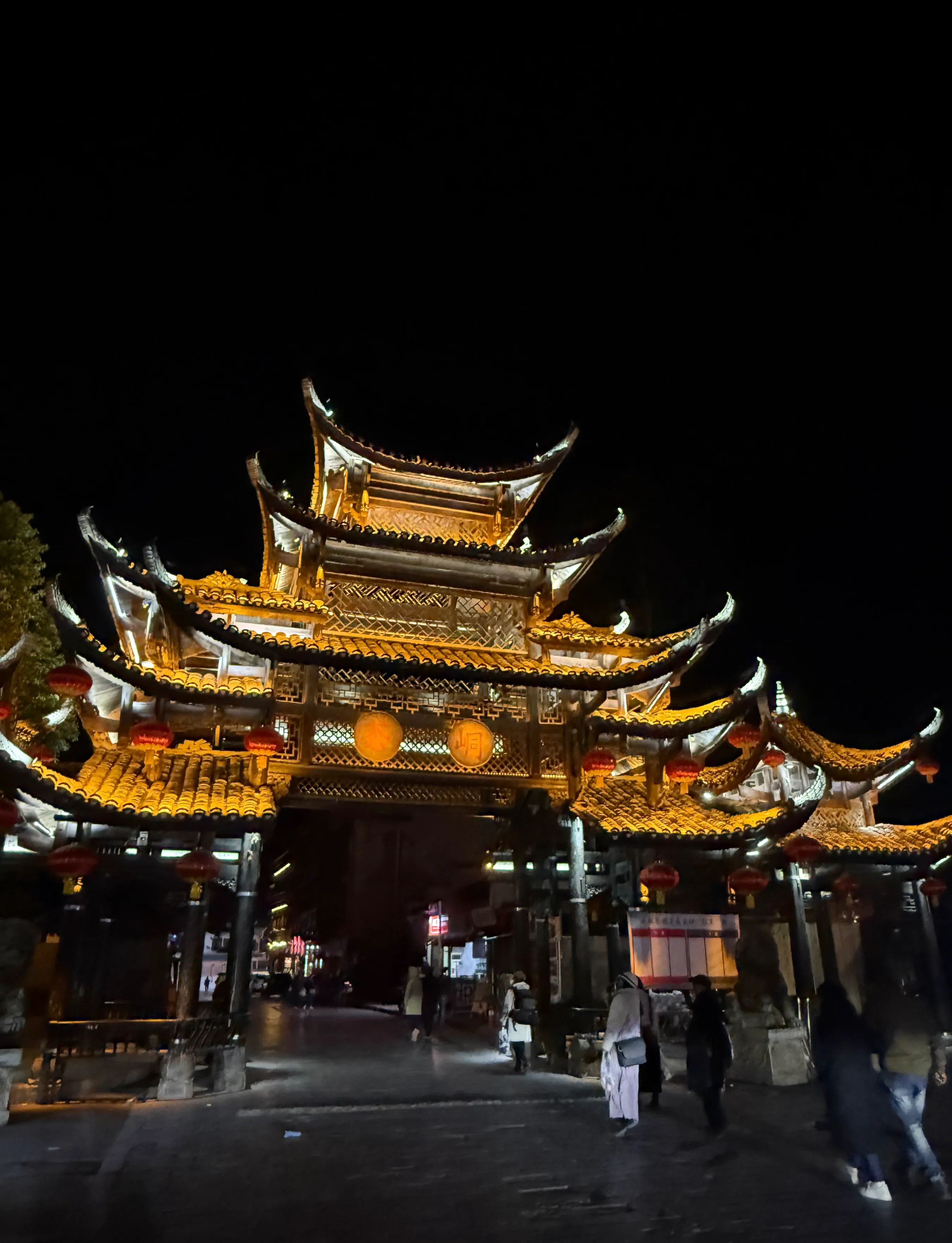 这事发生在河北.一个女的晚饭后散步,结果看到路边有辆车的车门没锁