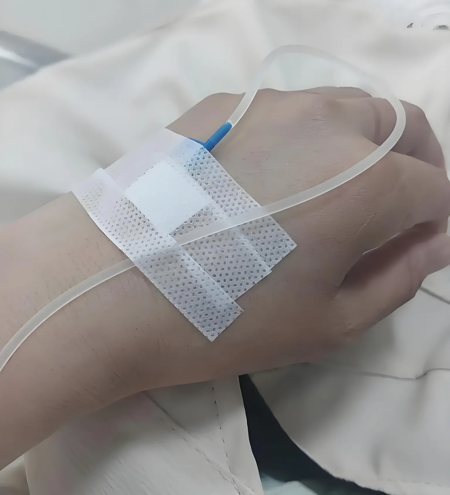 一个中年妇女躺在病床上打点滴,床前坐着三个