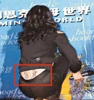 王菲最怕疼了,却忍着剧痛在屁股上方纹了两个大面积图案,据说纹身时