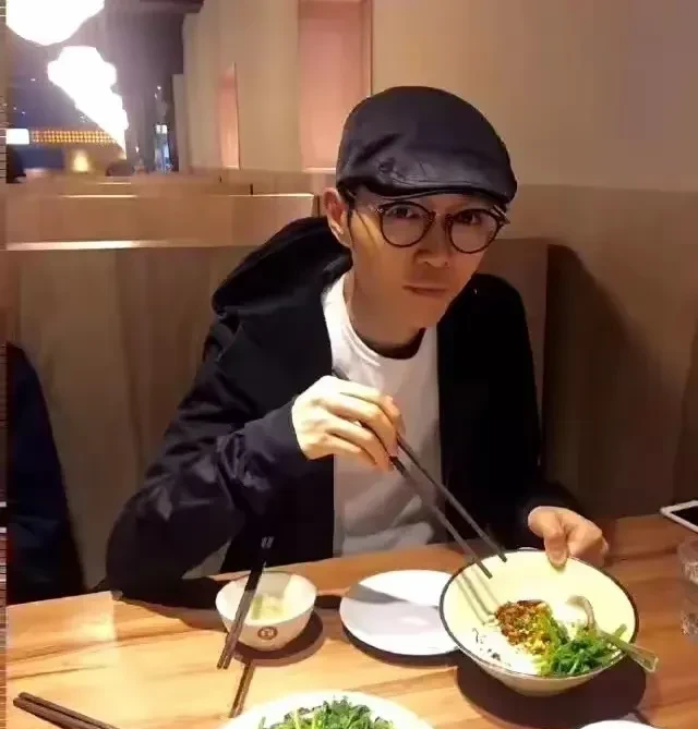 是素菜,一碗米饭,一勺辣椒酱,一份用热水烫过的蔬菜,方大同帽子方大同