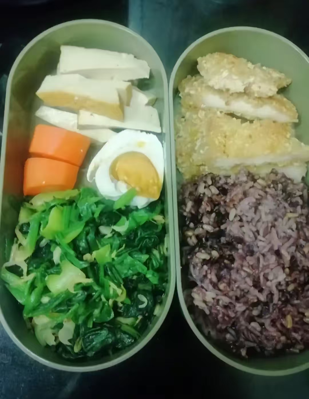 他是开货车的,每天带饭盒,车上有电源,中午热一下就吃了