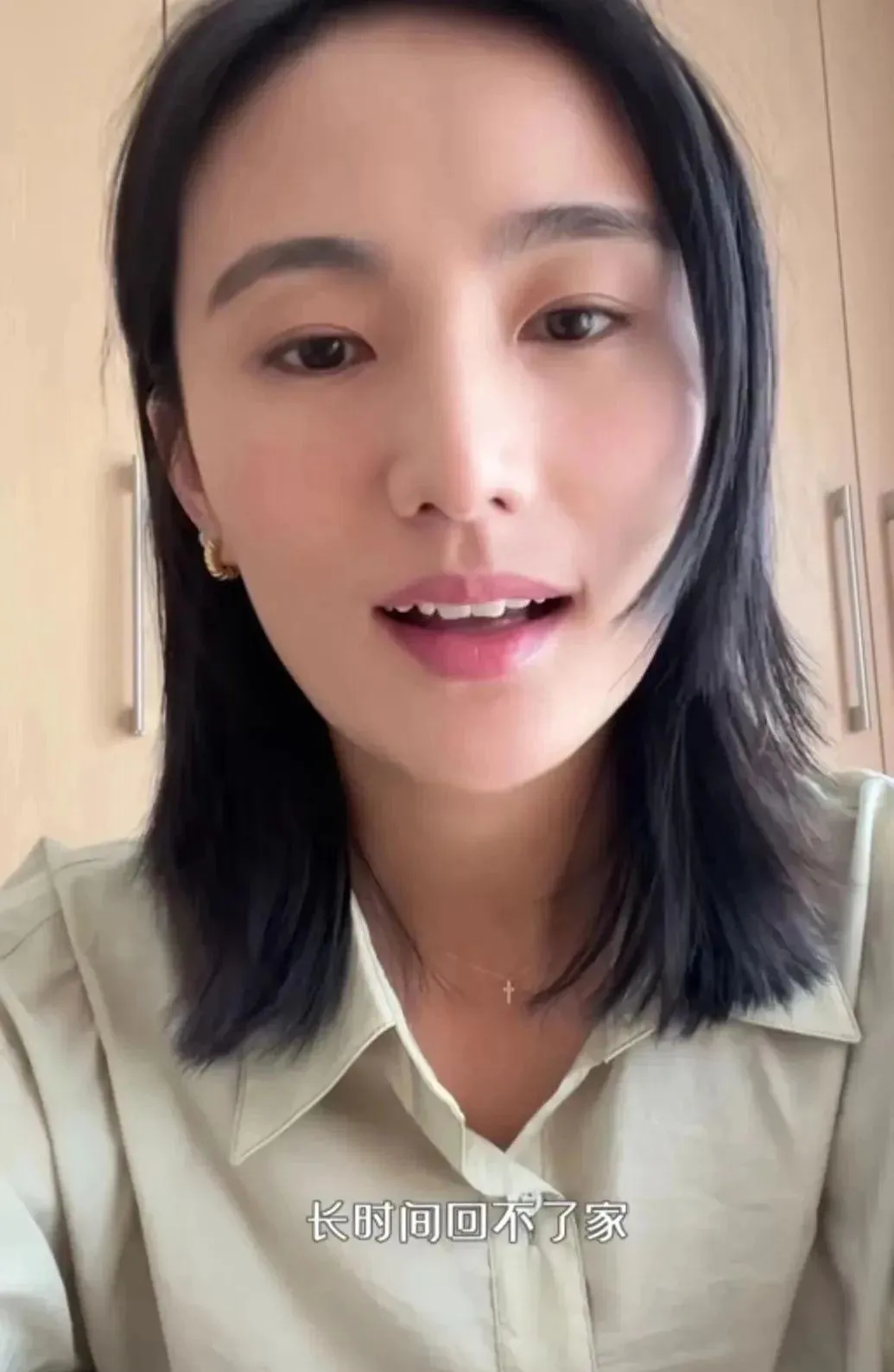 她在视频里说,李亚鹏出门一个月电话都不打,给的钱也不多