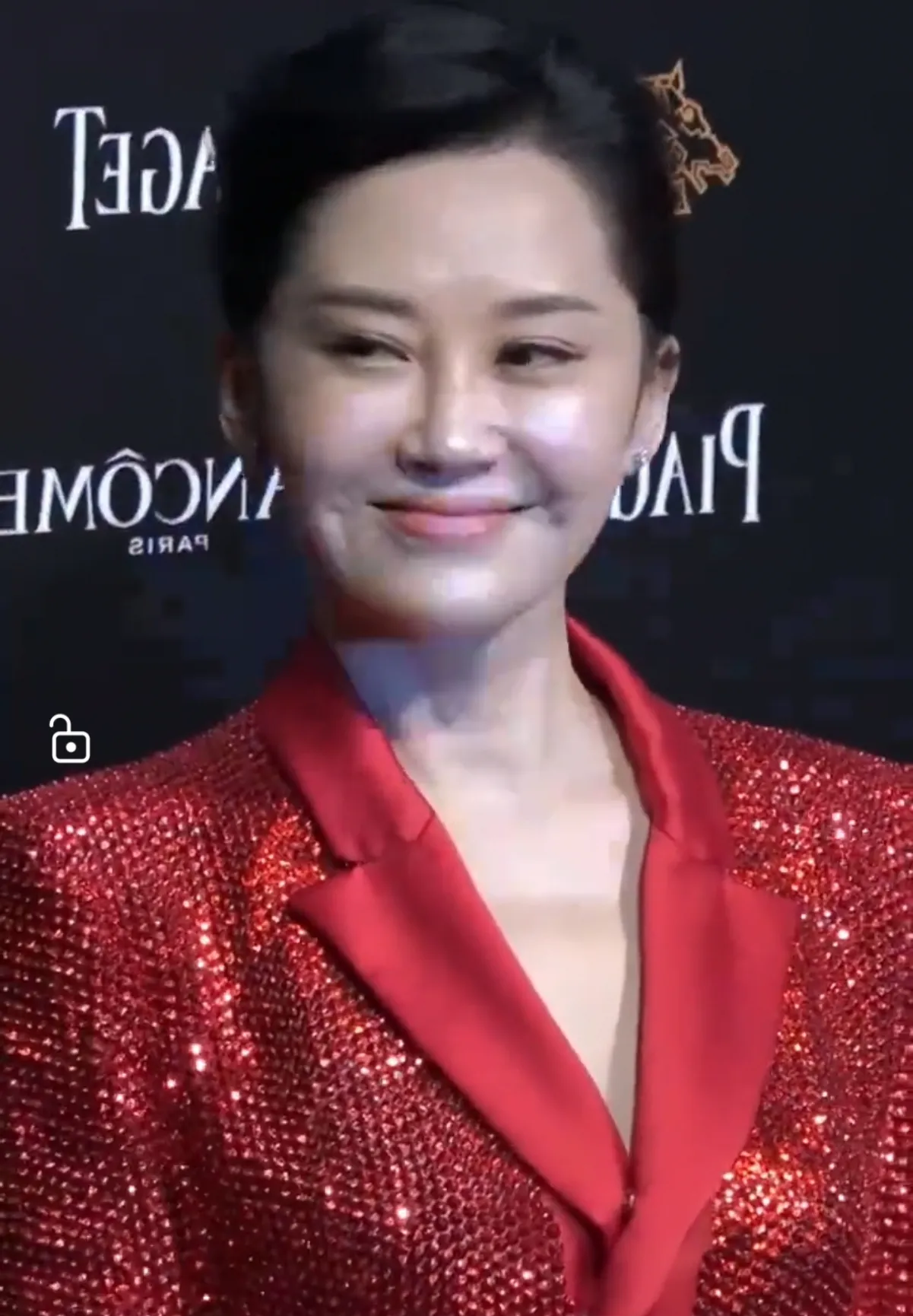 最近刷到许晴出席某活动的照片,盯着看了好半天,总觉得哪里不对劲