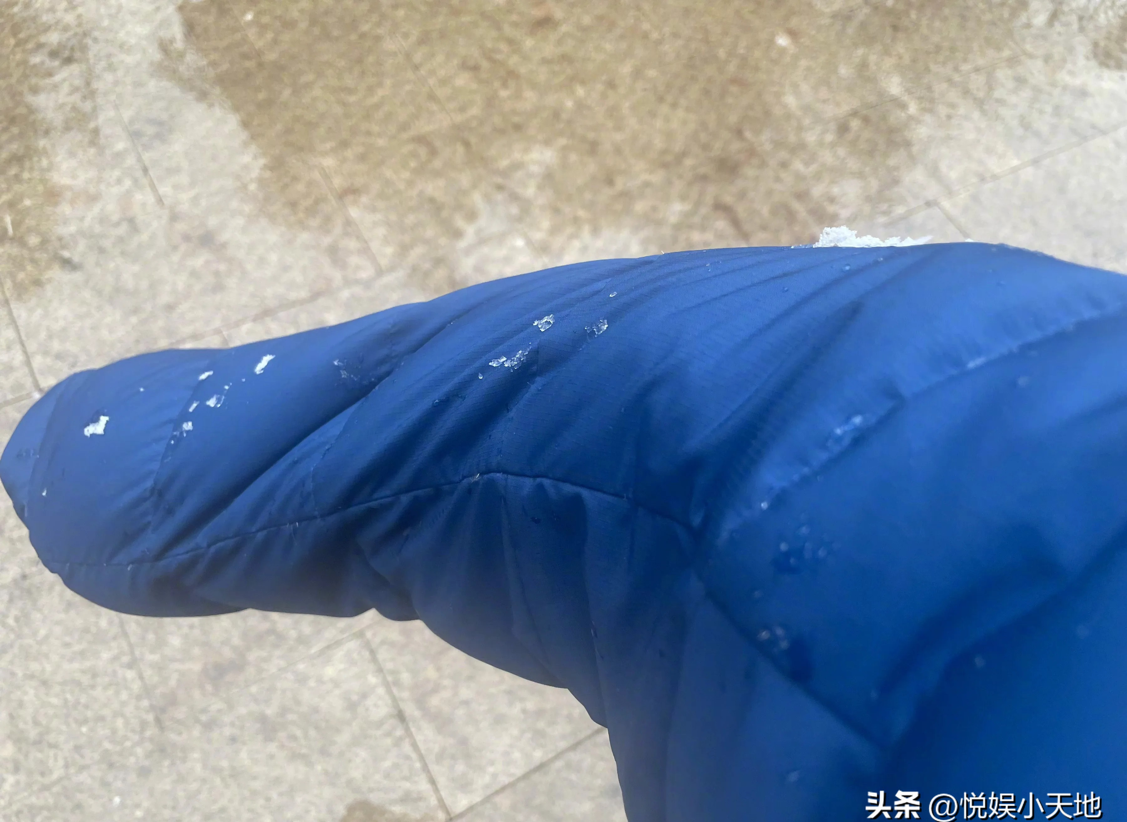 315,北京下了一场大雪,张一山在自家院子里被淋成了个落汤鸡,他的