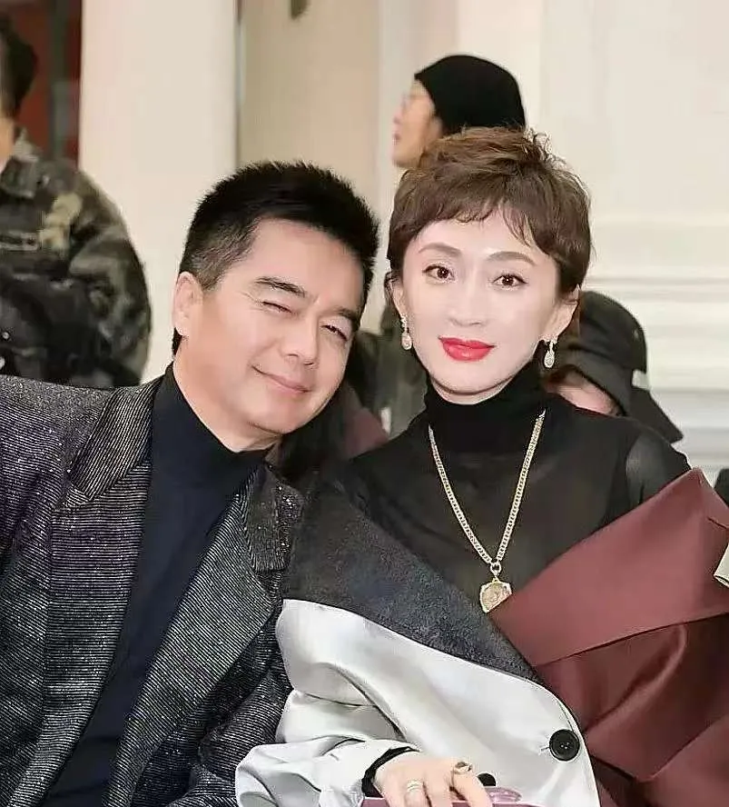 对于娱乐圈的明星们来说,婚内出轨,闪婚闪恋,因戏生