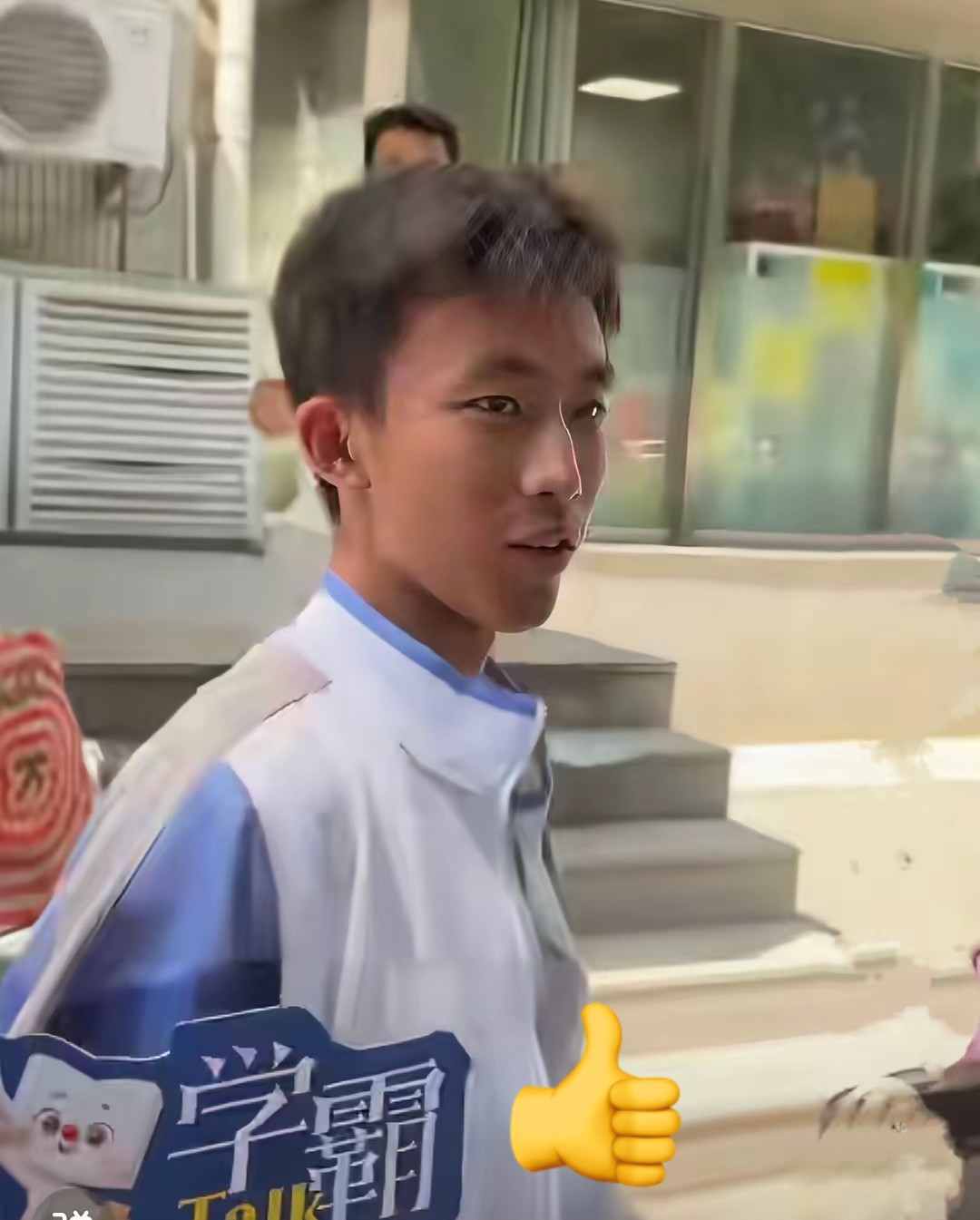 他不仅提前半小时交卷,还一脸淡定地面对记者的追问,当被问到被哪所