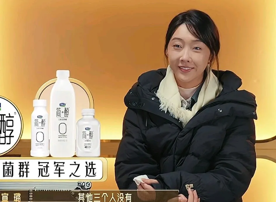 宣璐站在聚光灯下,脸上挂着笑,可谁都能看出那笑里的苦涩