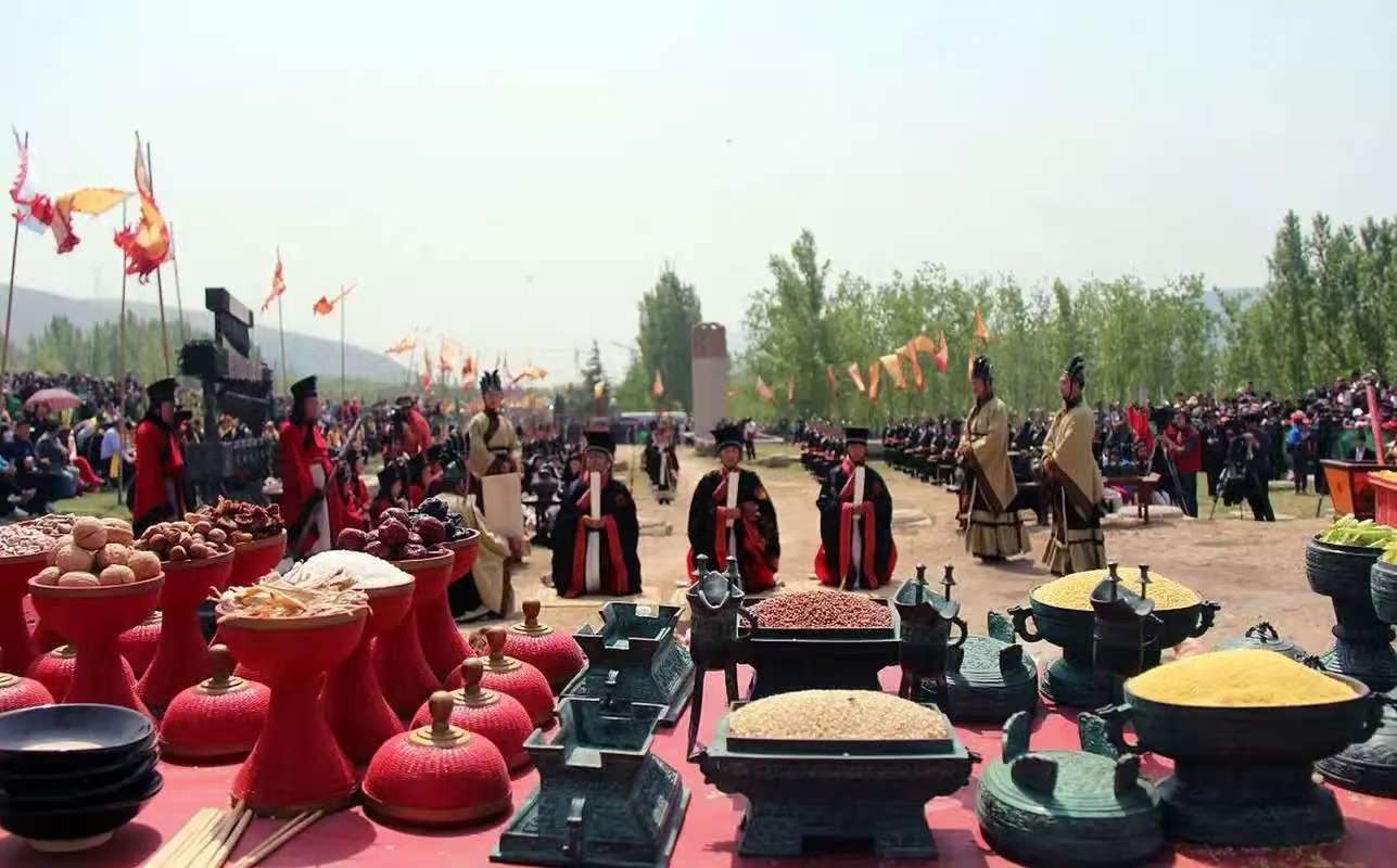 在泰山上祭天称为"封",在小山丘上祭地则称为"禅"