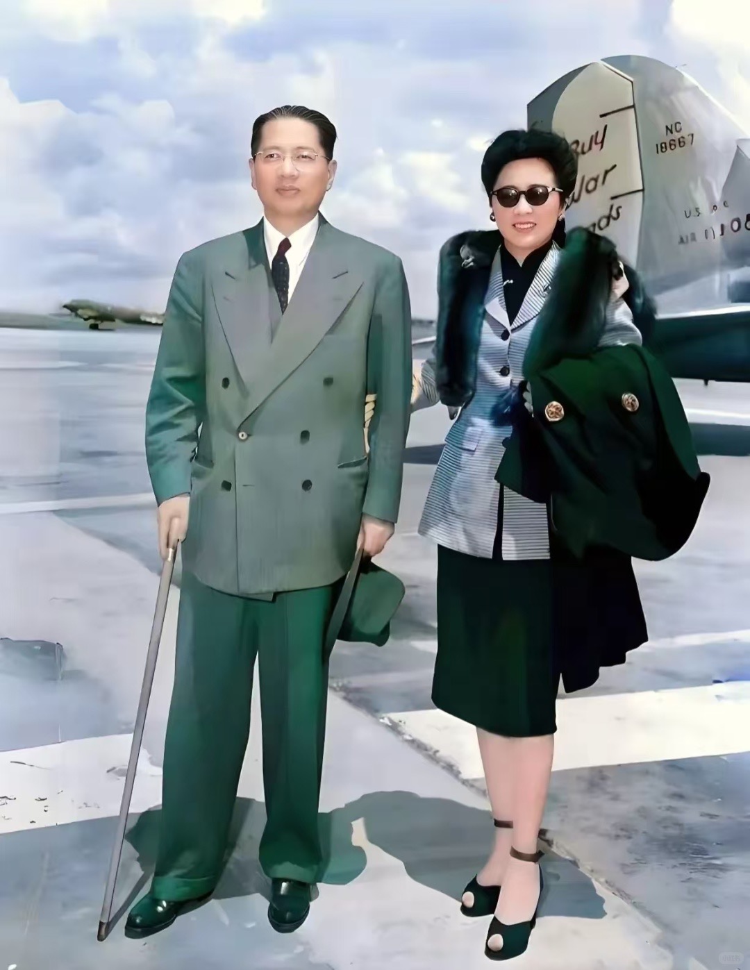 1945年宋子文和他的夫人张乐怡,乘专机抵达美国旧金山