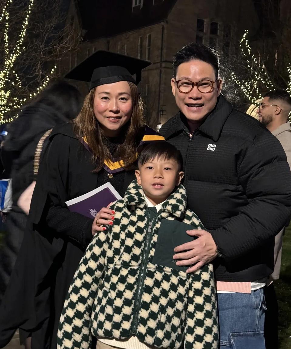 苏永康当年二婚娶了冯翠珊,50岁高龄才当爸爸,现在家庭幸福,也是党ゥ