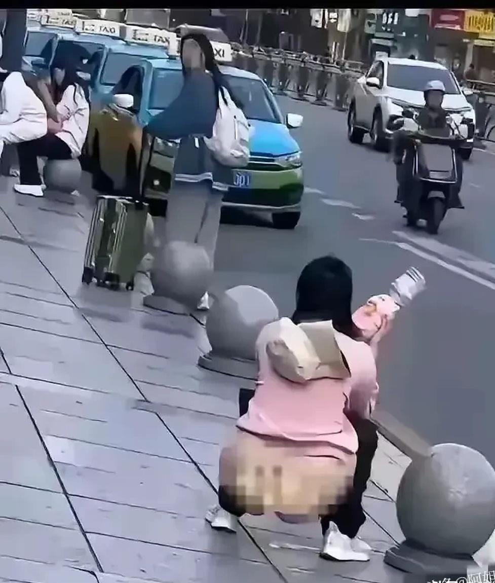 光屁股尿尿穿卫生巾鼓鼓的尴尬瞬间穿裙子卫生巾掉了女子尿急柳林小便