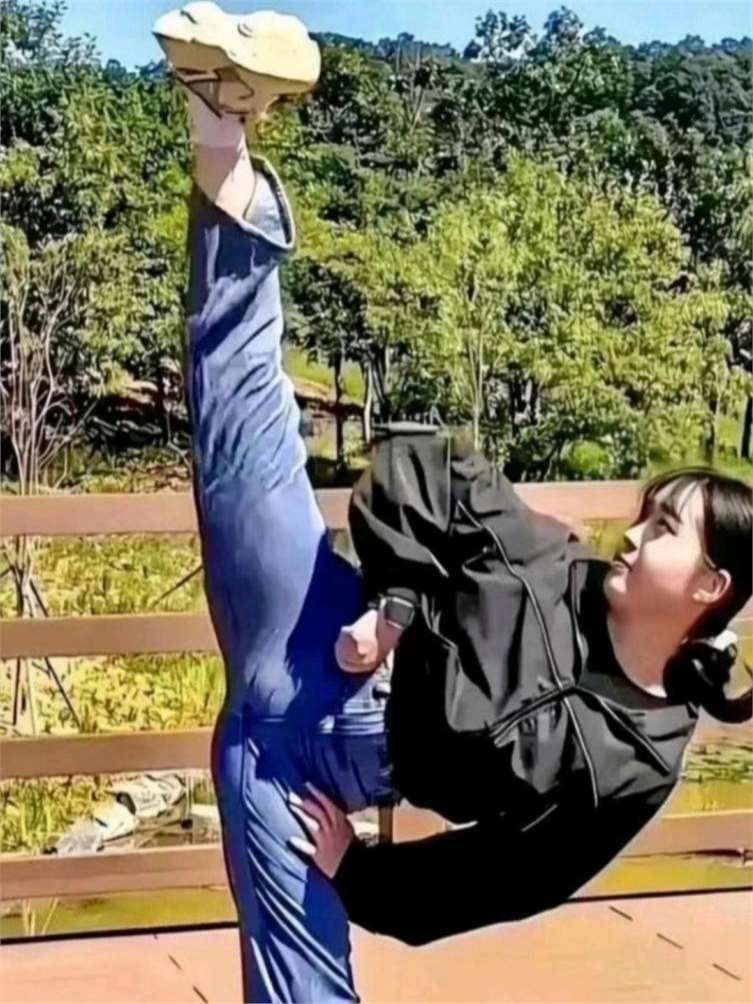 快瞧那个妹子,这一字马太牛啦!我寻思着她肯定是从小就开始苦练了吧