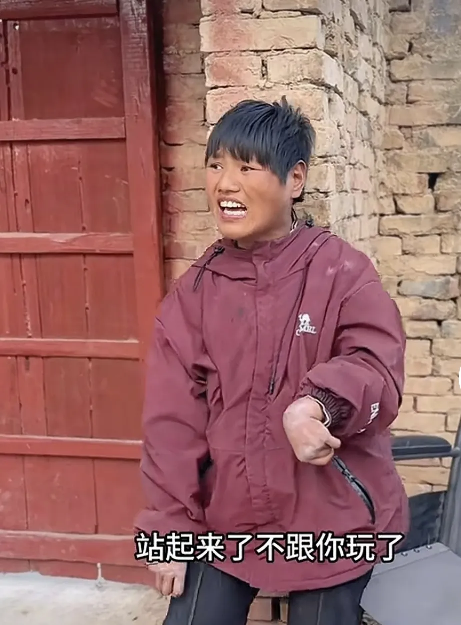 妮娃把家里的东西弄得乱七八糟,树兰在做木工修椅子