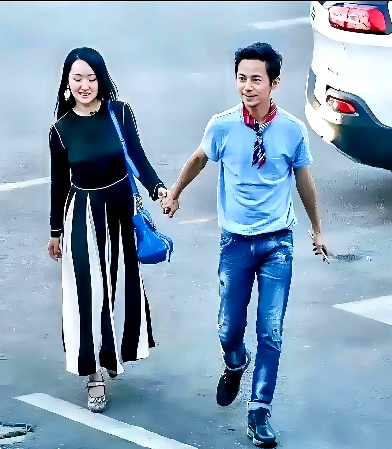 何炅牵着杨钰莹在长沙街头溜达的照片被翻出来群众眼珠子差点掉进