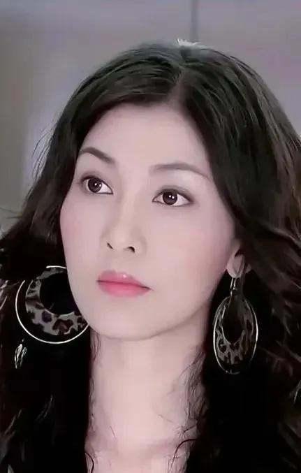 香港女星李彩桦早年歌影视三栖发展,拍摄多部作品,感情生活丰富,曾与