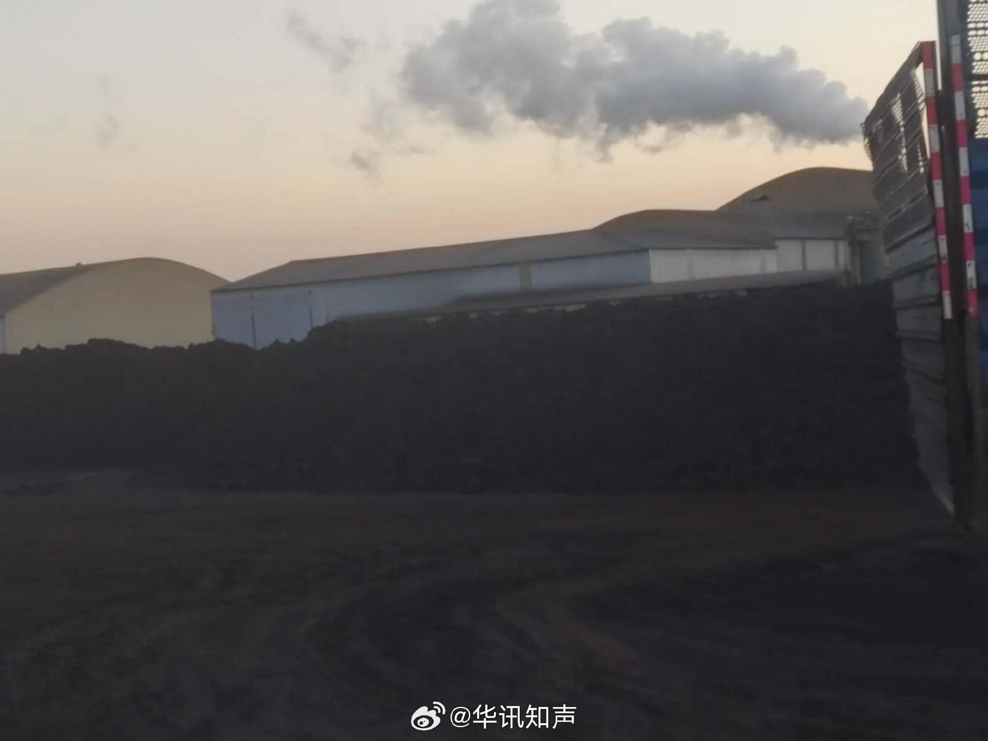网曝山西怀仁市金沙滩镇龙业工贸大院里大量露天堆放