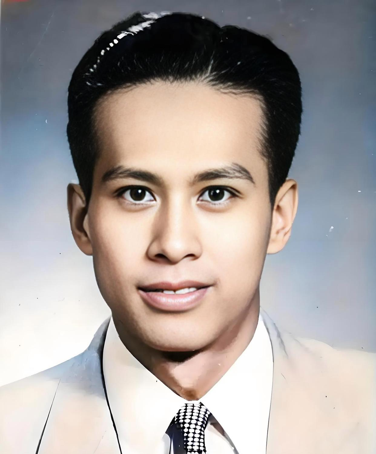 而且长得相当不错,简直是华人中的帅哥典范:光滑又宽广的额头,特别是