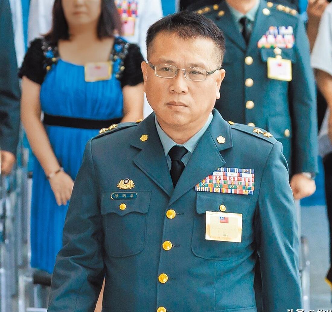 据说,这是要整顿军情局 此前,台湾军情局爆发了台湾军衔台军常服台湾