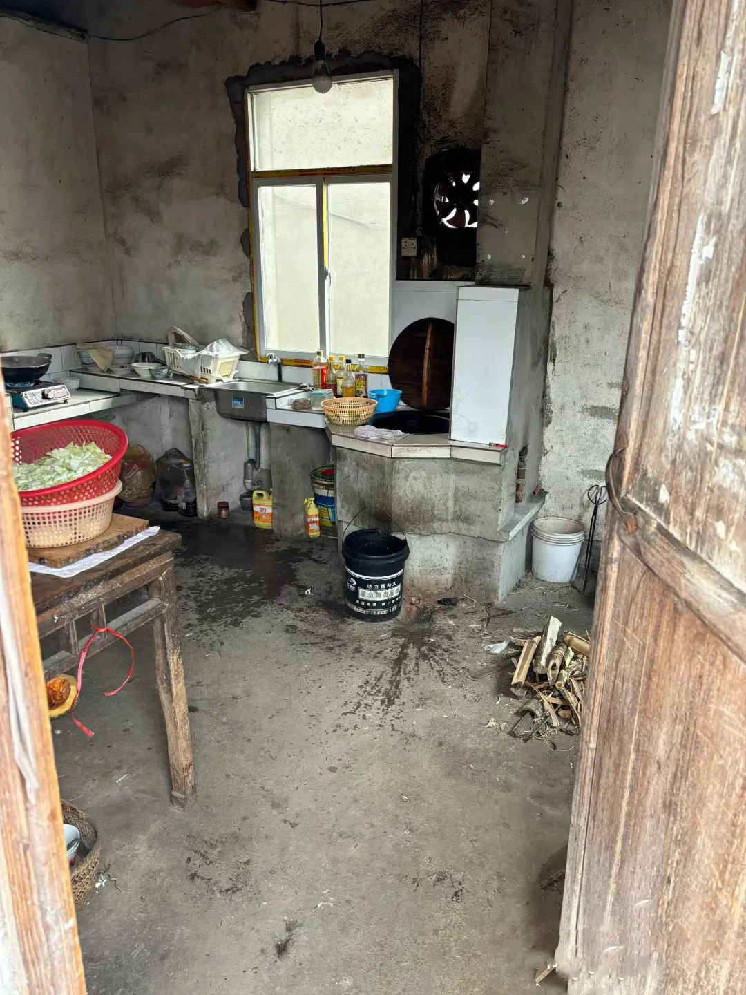 虽然我也出身农村,但是不会这么穷,他父母看起来很老实,但是很懒