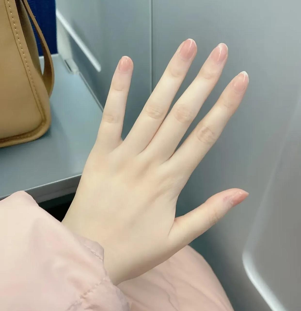 自拍手美女手指贴创可贴真实图片不涂指甲油手的女生女生手的照片真实