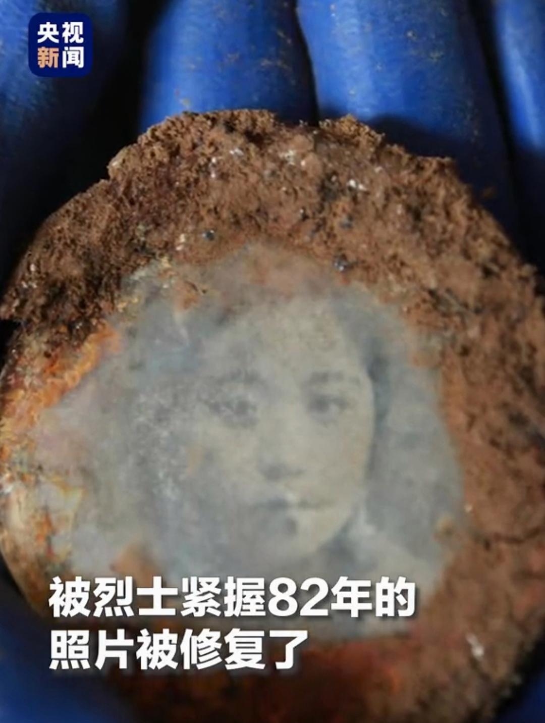 烈士是她爸爸的大伯,烈士排行老大,照片里的姑娘老二,可惜19岁病逝