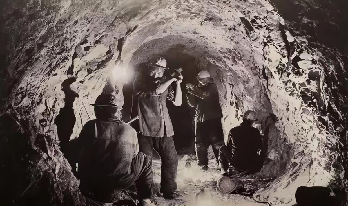 而是在我们守卫的大山里挖战备坑道,但是我们却没有工程兵部队的国防