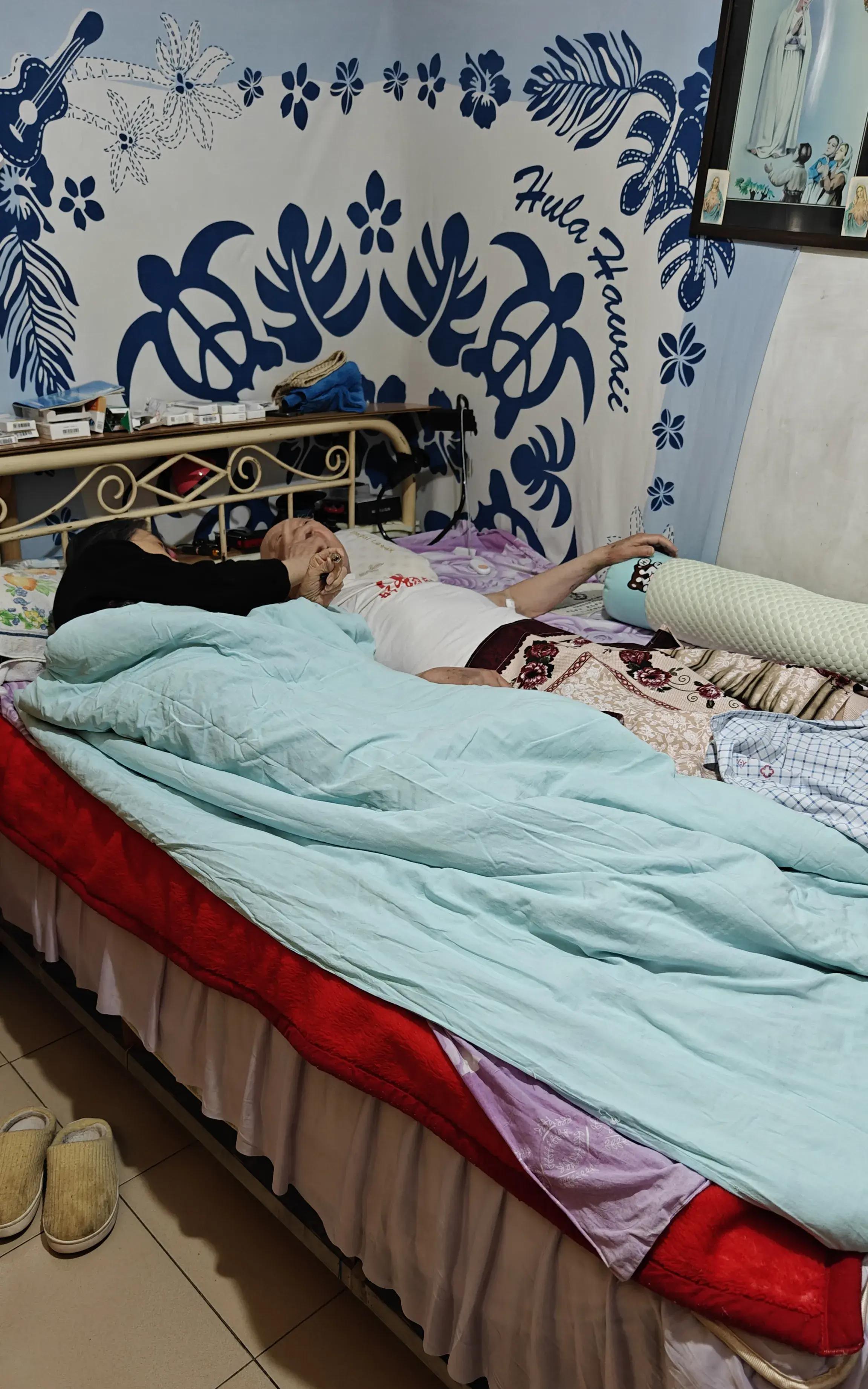 86岁的老爸心脏不好出院后卧床不起,整天盼着81岁的老妈陪他,可老妈却