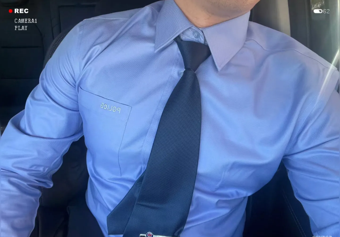 警察穿的蓝色内衬和普通衬衫差不多,领子上没有特别的标志,只有左