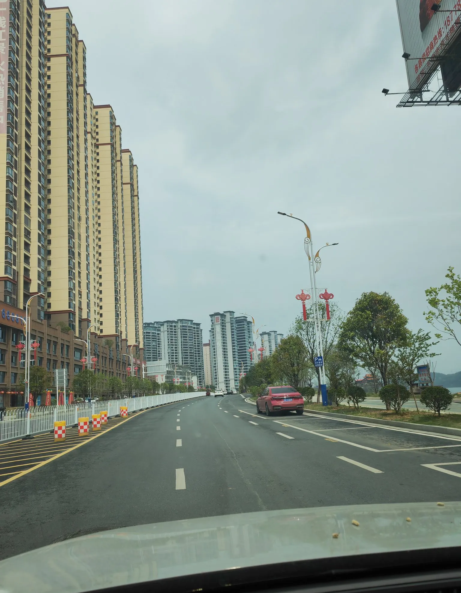 湘江西路也是一样,通到了东风大桥,和湘江东路差不多,有着相似的