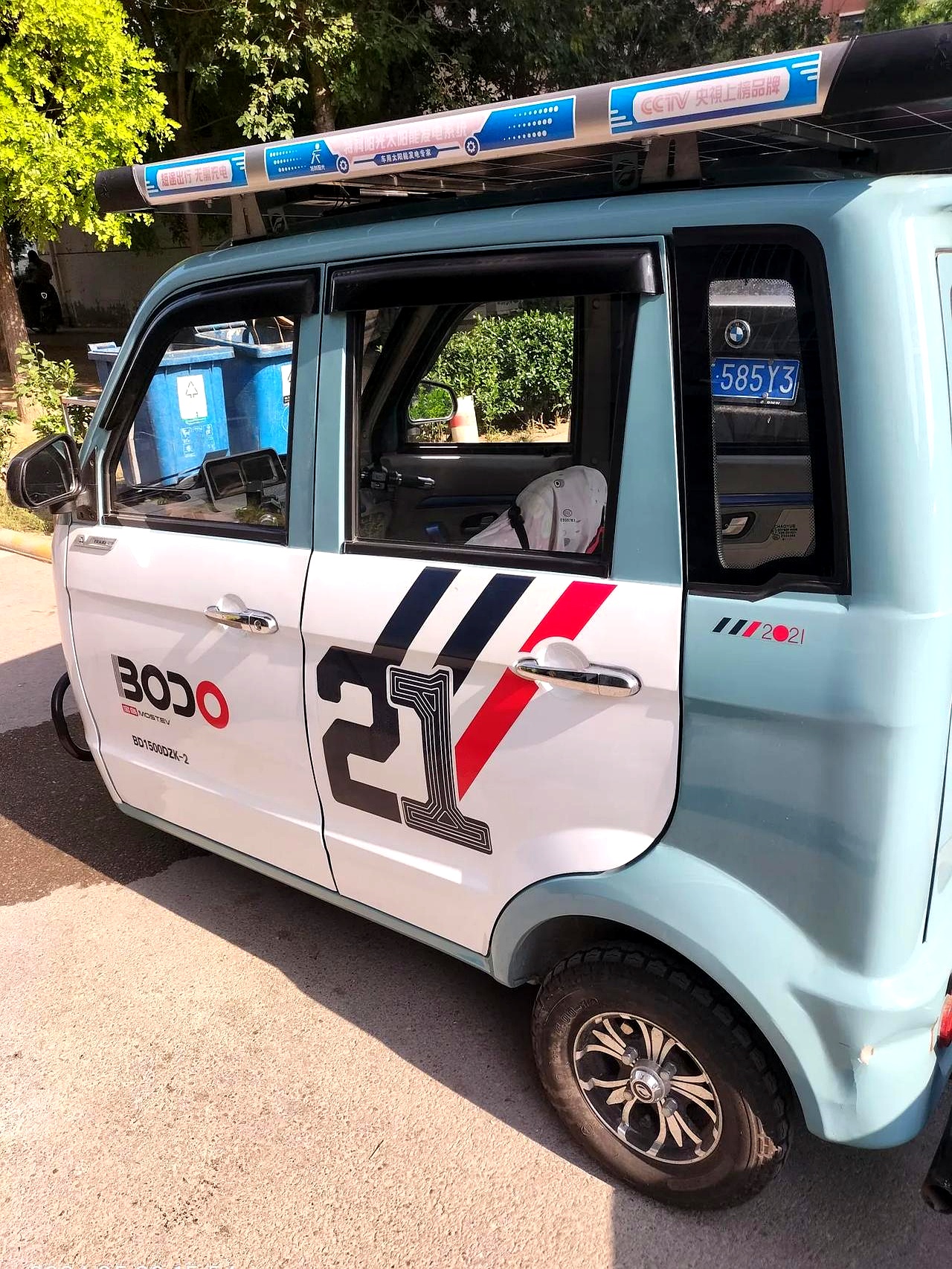 前些天,花了9仟五买了辆宝岛封闭式三轮电动车,老板竞说