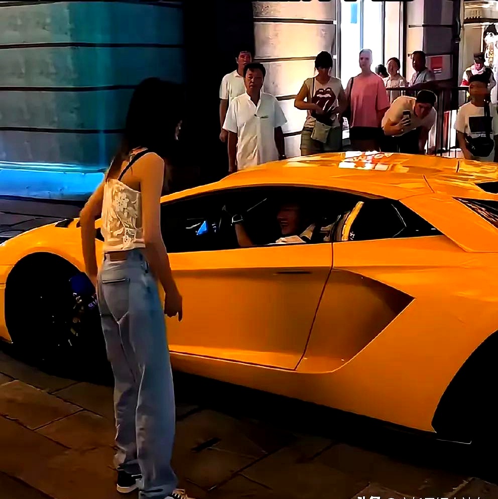 女子向坐在兰博基尼里的男子要求加微信,男子回绝了