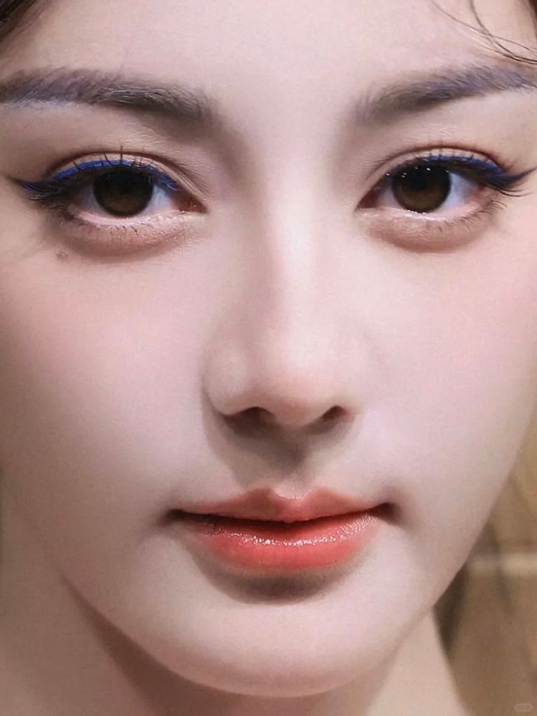 饱满,眉弓,眉骨较高,眉眼深邃,饱满的额头能够更好地衬托出鼻子的线条