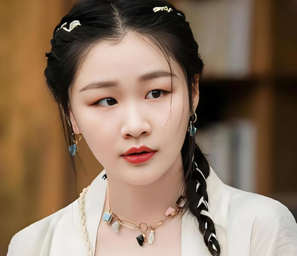 近日,金靖在采访中提醒女孩,一定要有正常的体重