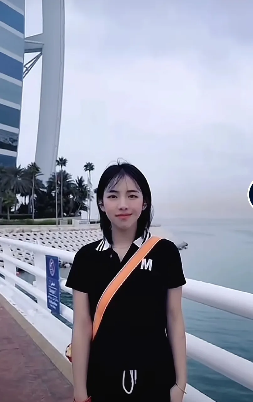 杉迪拜和她的助理们住进了全球最豪华的帆船酒店,杉迪拜真的实现了